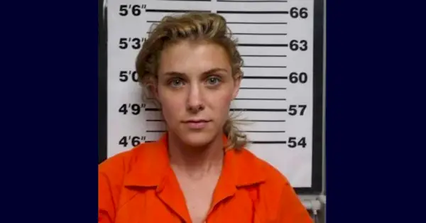 Rikki Lynn Laughlin verschijnt op een boekingsfoto