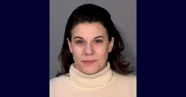 Allison Leigh Schardinová podle úřadů sexuálně zneužila dva dospívající hokejisty. (Záběr na hrnek: Šerif Ramsey County