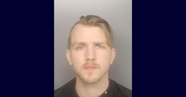 O pastor juvenil Daniel Kellan Mayfield filmou meninas no banheiro de uma igreja, disseram os deputados. (Foto: Xerife do condado de Greenville