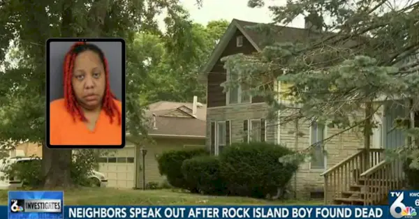 На вставке размещена фотография женщины из Иллинойса, обвиняемой в нескольких уголовных преступлениях; на заднем плане — снимок экрана ответчика