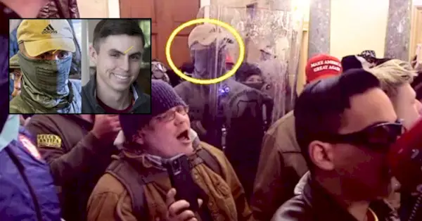 Indsat: Tyler Bradley Dykes optræder på Justice Department-leveret side-by-side identificerende foto. Gult mærke på hver angiver ansigtsar, politi vant til at identificere Dykes. Baggrund: Justitsministeriet leverede billede viser Dykes bag skjold, han angiveligt stjal fra politiet efter at have stormet Capitol den 6. januar 2021.