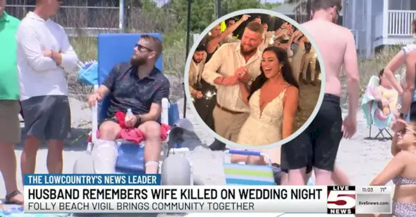 Aric Hutchinson s'entretient avec une autre personne en deuil à Folly Beach en Caroline du Sud le 13 mai 2023.