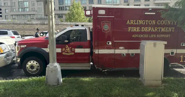 Un home, identificat més tard com Darell Caldwell, de 30 anys, va dirigir la policia de l'estat de Virgínia en una persecució salvatge després de robar una ambulància i provocar almenys 13 xocs d'impacte abans de xocar frontalment amb un vehicle estacionat a Washington D.C., van dir les autoritats. (Policia de l'estat de Virginia)