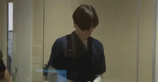 Christopher DeLong Jr., nella foto qui in tribunale, ha pugnalato a morte Clayton McCue, hanno detto le autorità. (Schermata: KETV)