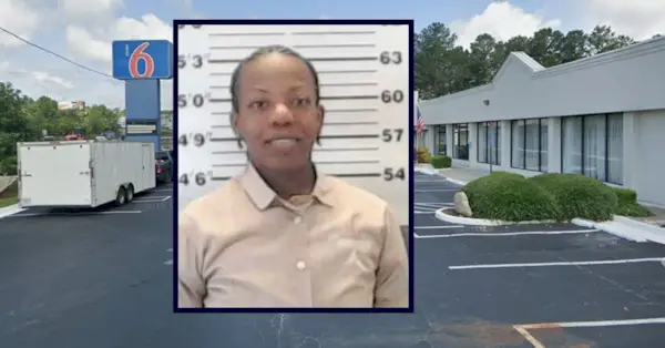 ג'ויס מארי פלצר, במרכז, מופיעה בתמונת הזמנה המוכנסת על רקע תמונה של המקום הידוע השני שהיא הרגה