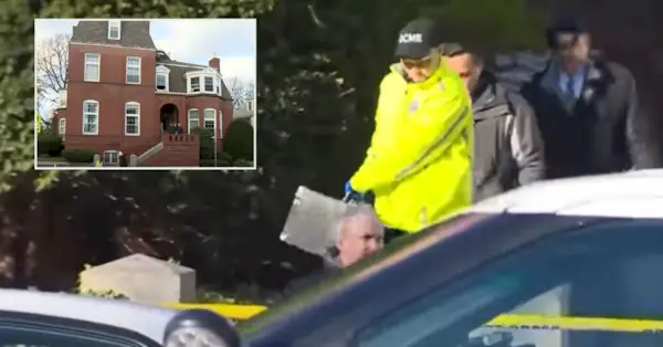 Baggrund: YouTube-skærmbillede fra ABC-associeret WCVB viser myndigheder, der flytter kasser inde fra et hjem i Boston, Massachusetts, hvor fire babyer blev fundet døde inde i en fryser. Indsæt: Hjemmet på East Broadway i South Boston, hvor spædbørnene