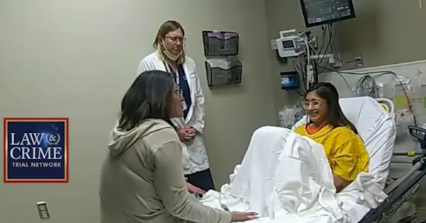 Policija ir jos motina susiduria su 19-mete moterimi, kuri dėl nugaros skausmo pateko į ligoninę, bet tariamai paslėpė naujagimį šiukšlėse