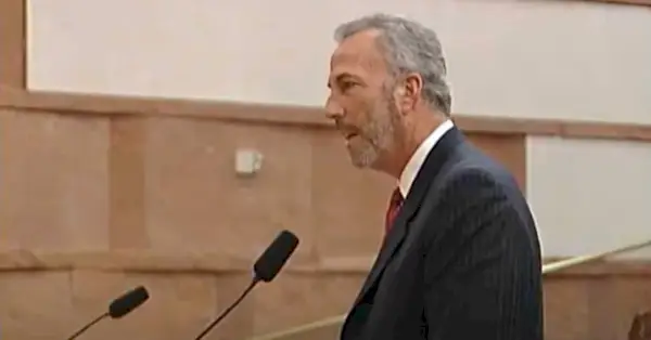 Steve Wolfson, Bezirksstaatsanwalt von Clark County, spricht an einem Rednerpult.