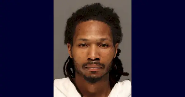 議員らは当初、住宅火災で６人が死亡する中、ライアン・レナード・マニゴ容疑者が生存者を殺そうとしたと発表した。 (顔写真: コレトン郡)