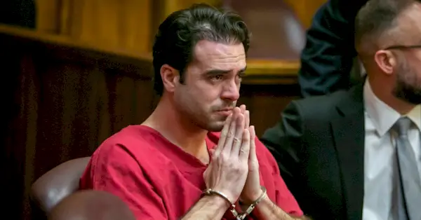 La star di Telenovela Pablo Lyle cerca di ritrovare la calma dopo aver letto una dichiarazione in tribunale in cui chiede scusa alla famiglia Hernández durante la sua sentenza nel tribunale penale di Miami-Dade a Miami, venerdì 3 febbraio 2023. Lyle è stato condannato a cinque anni di prigione per omicidio colposo dopo aver colpito a morte Juan Ricardo Hernández durante uno scontro stradale a Miami nel 2019. (Jose A. Iglesias/El Nuevo Herald tramite AP, Pool)