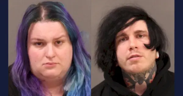 Michelle Campbell a Paul Weber byli obviněni poté, co policisté našli 6letého chlapce zamčeného v kleci pro psy, podle policejního oddělení ve Filadelfii. (Mugshots: Philadelphia Police Department)