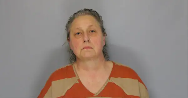 Fonda Spratt pasirodo užsakymo nuotraukoje