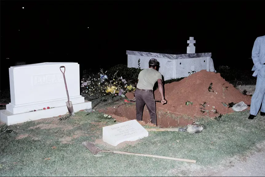 Раскапывают могилу в 5 сезоне 19 серии 5 сезона самоубийства.' typeof='foaf:Image' title=