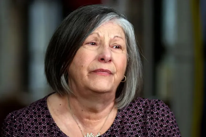 Franca Agosta usa blusa estampada vermelha e preta e usa cabelo curto' typeof='foaf:Image' title=