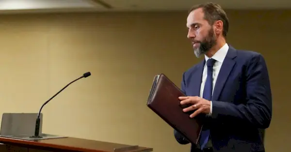 Speciaal aanklager Jack Smith arriveert op 1 augustus 2023 op een kantoor van het ministerie van Justitie in Washington om te spreken over een aanklacht tegen voormalig president Donald Trump. De aanklacht tegen Donald Trump wegens zijn poging zijn verkiezingsnederlaag ongedaan te maken, is een nieuw front in wat Joe Biden heeft omschreven als de strijd om de Amerikaanse democratie. Het