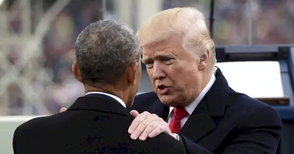 WASHINGTON, DC - 20 JANUARI: De Amerikaanse president Donald Trump spreekt met voormalig president Barack Obama tijdens de presidentiële inauguratie in het Amerikaanse Capitool op 20 januari 2017 in Washington, DC. Donald J. Trump is vandaag de 45e president van de Verenigde Staten geworden.