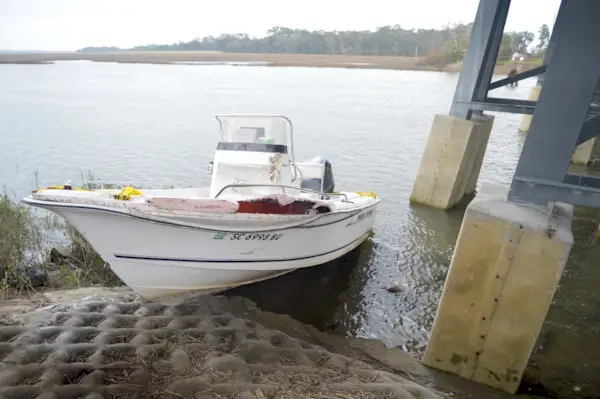 Esta imagen tomada por un forense de Carolina del Sur muestra un barco propiedad de Alex Murdaugh y supuestamente operado por Paul Murdaugh después de que se estrelló contra el muelle de un puente el 23 de febrero de 2019. (Imagen obtenida del Fiscal General de Carolina del Sur