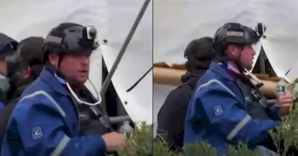 Guy Refitt jest widziany na terenie Kapitolu, 6 stycznia 2021 r.