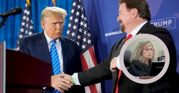 Nevada GOP-ordförande Michael McDonald, till höger, skakar hand med den republikanska presidentkandidaten tidigare president Donald Trump vid ett kampanjevenemang den 27 januari 2024 i Las Vegas. Domare Mary Kay Holthus, som avfärdade ett valförfalskningsmål mot McDonald följande juni, ses i infällningen. (Huvudbild: AP Photo/John Locher, Arkiv; bild på Holthus: KVVU)