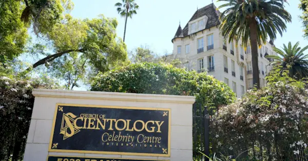 На фото Центр знаменитостей Церкви Саентологии в пятницу, 21 апреля 2023 года, в Лос-Анджелесе. (AP Photo/Крис Пиццелло)