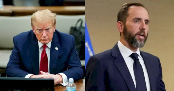 Esquerra: l'expresident Donald Trump, al centre, seu a la taula de defensa del Tribunal Suprem de Nova York, el 7 de desembre de 2023, a la ciutat de Nova York. (Foto AP/Eduardo Muñoz Alvarez, Pool, arxiu)./Dreta: l'advocat especial Jack Smith parla d'una acusació contra l'expresident Donald Trump, l'1 d'agost de 2023. (Foto AP/Jacquelyn Martin, arxiu).