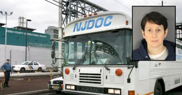 Автобус, полный заключенных, прибывает в новое исправительное учреждение округа Эссекс в Ньюарке, штат Нью-Джерси, в субботу, 27 марта 2004 года. Врезка: Моника Чарди, фото бронирования исправительного учреждения округа Эссекс.