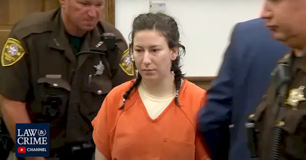 Taylor Schabusiness va comparèixer al tribunal el 5 de juliol de 2022. (Imatge mitjançant captura de pantalla de CrimeSeries.)