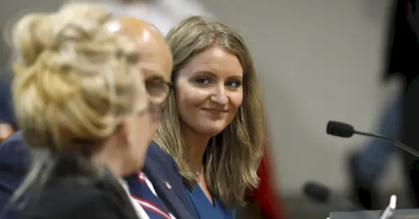 Advokat Jenna Ellis (R) lytter til Melissa Carone, som jobbet for Dominion Voting Services, mens hun taler foran Michigan House Oversight Committee i Lansing, Michigan 2. desember 2020. - Jenna Ellis, en av USAs president Donald Trumps advokater, har testet positivt for koronavirus, ifølge medieoppslag 8. desember 2020 som Ellis deltok på en julefest i White House. Hennes rapporterte positive test kommer også bare dager etter at Trump-advokaten Rudy Giuliani testet positivt. Han ble innlagt på sykehus 6. desember 2020.