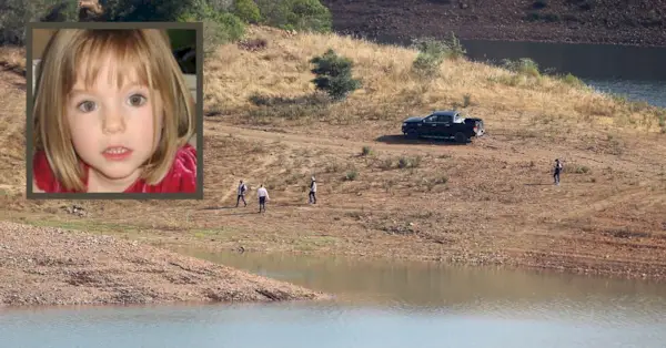 Zespół poszukiwawczy policji spaceruje brzegiem tamy Arade w pobliżu Silves w Portugalii, szukając wskazówek na temat zniknięcia Madeleine McCann, która pojawia się po lewej stronie.