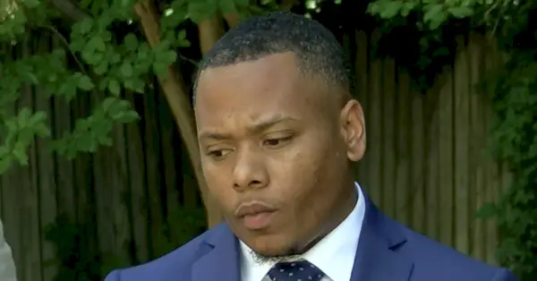 Morris Bevily hovoří během tiskové konference