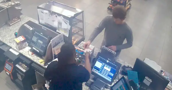 Paul Murdaugh ble fanget av et sikkerhetskamera på en Parker