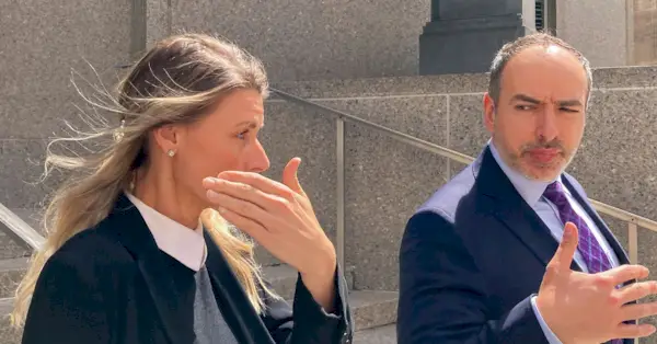 Aimee Harris, vlevo, odchází z manhattanského federálního soudu, úterý 9. dubna 2024, v New Yorku. (AP Photo/Larry Neumeister)