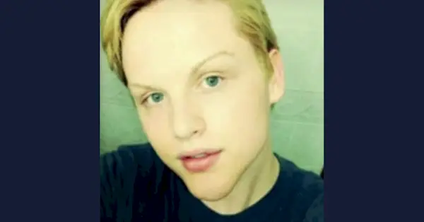 Stephen Smith se objevuje na fotce na Facebooku