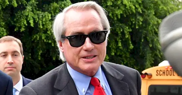 Лин Вуд в солнечных очках