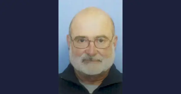 Nevainīgs vīrietis Gregorijs Skots Hopkinss parādās bildē