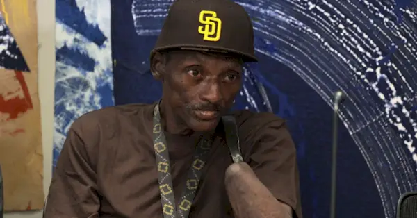 Terrance Dwayne Winborn apareció en una conferencia de prensa donde sus abogados discutieron un acuerdo multimillonario con un condado de Minnesota el miércoles 4 de octubre de 2023 en Minneapolis. Winborn fue ingresado en la cárcel del condado de Scott en agosto de 2020 bajo sospecha de conducir en estado de ebriedad, pero terminó perdiendo ambos brazos, sufriendo un ataque cardíaco, lesiones cutáneas en todo el cuerpo y otras afecciones médicas graves, supuestamente debido a la indiferencia e inacción del personal de la cárcel. (Foto AP/Mark Vancleave)