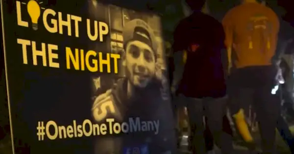 Cenas de uma vigília pelo estudante assassinado Chase Meola, captura de tela do YouTube da afiliada WBNS da Ohio CBS.