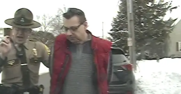 Greg Bombard está demandando al policía estatal de Vermont, Jay Riggen, por engañarlo. (Imágenes de la cámara de crucero de Bombard