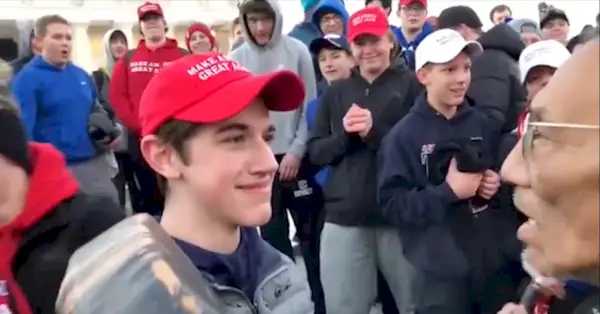 Nick Sandmann, ktorý bol v tom čase katolíckym študentom Covingtonu, sa objavuje na snímke z videa, ktoré bolo uložené ako exponát na federálnom súde.