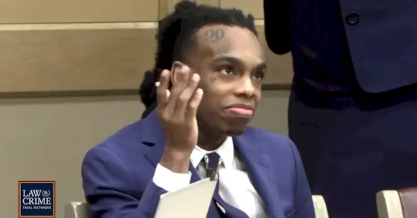 YNW Melly steekt zijn hand op in de rechtbank van Broward County
