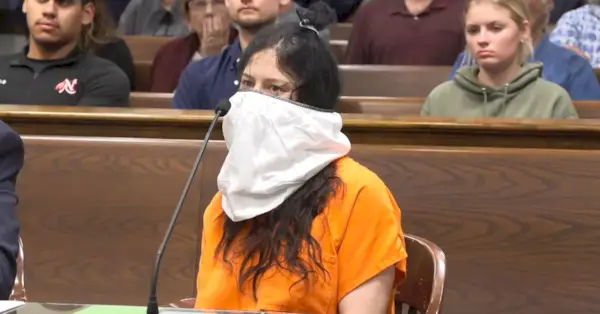 Taylor Schabusiness reacciona a la seva condemna al comtat de Brown, Wisc. el 26 de setembre de 2023.