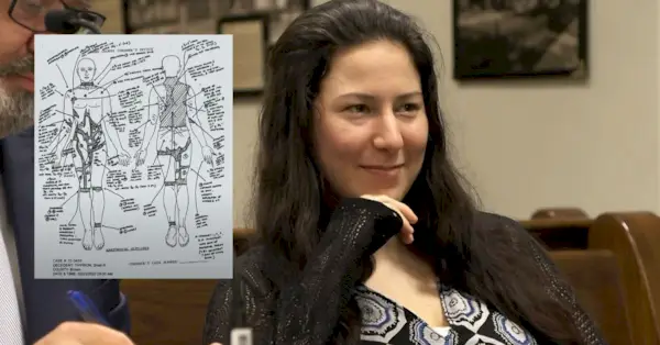 Тейлор Шабизнес улыбается в суде 25 июля 2023 года; протоколы вскрытия, показанные присяжным и судье, указаны на вкладыше в округе Дейн, штат Висконсин.