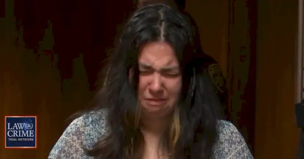 Adolescente rompe a llorar cuando el jurado la declara culpable de arrojarle lejía fatal a su padre