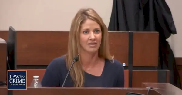 Vendija Adelsone brāļa laikā sniedz liecības tiesā