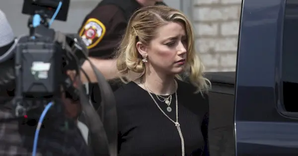 La actriz Amber Heard sale del juzgado del condado de Fairfax el 1 de junio de 2022 en Fairfax, Virginia. (Foto de Win McNamee/Getty Images).