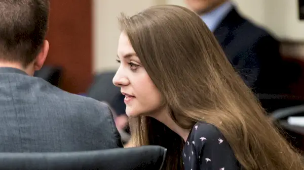 27 metų Shayna Hubers kalbasi su Zachary Walden, vienu iš savo advokatų, 2018 m. rugpjūčio 16 d., ketvirtadienį, ketvirtadienį, Kempbelo apygardos teismo rūmuose, Niuporte, Ky. Hubers iš pradžių buvo nuteistas už tai, kad šešis kartus nušovė Ryaną Postoną savo gyvenamajame name Highland Heights, o spalio 12 d. buvo nuteistas įkalinimo 2012 m. Jai buvo leista pakartotinai nagrinėti po to, kai jos advokatas sužinojo, kad prisiekusysis per pirmąjį teismą buvo nuteistas už nusikaltimą. Prisiekusysis