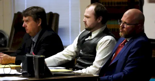 Une photo montre George Wagner IV et ses avocats.