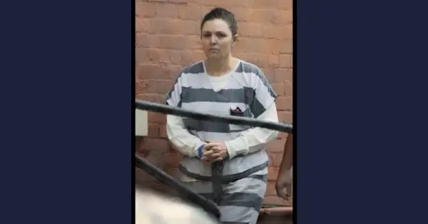 Une photo montre Angela Wagner.