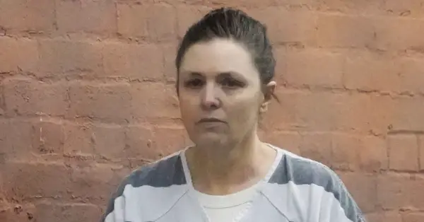 Une photo montre Angela Wagner.