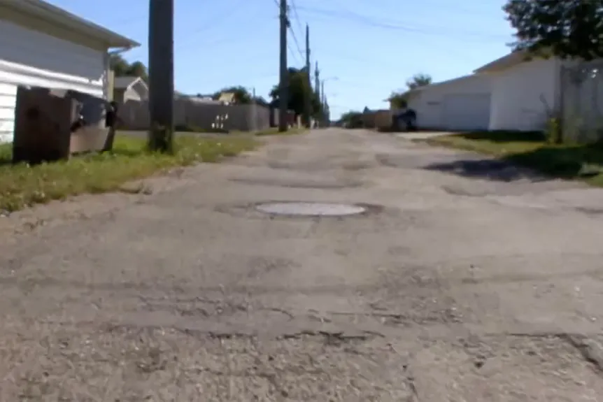 מבט על הסמטה וחלקם האחורי של הבתים ב-Dateline: The Smoking Gun עונה 1 פרק 4' typeof='foaf:Image' title=